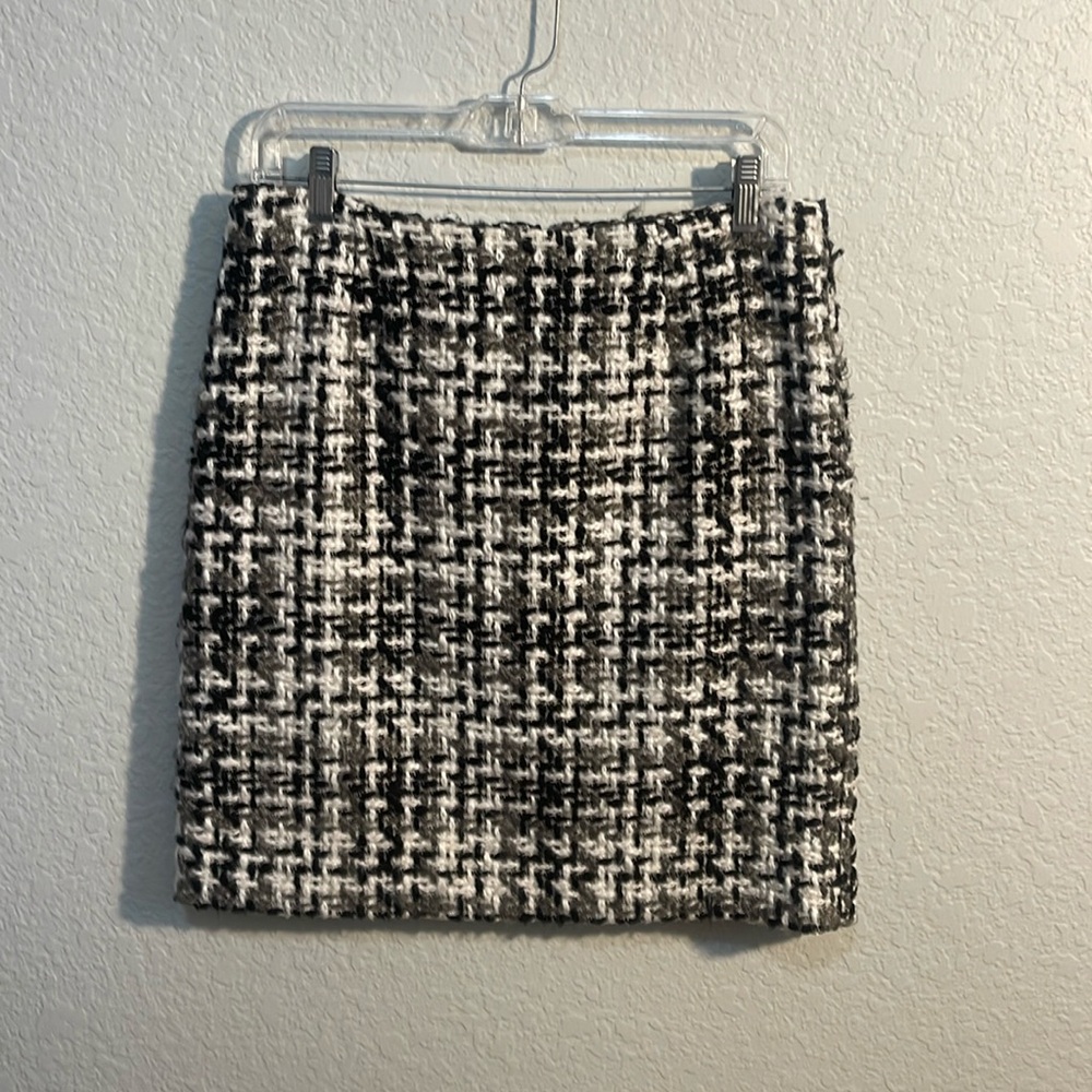 Women’s textured black, white, gray skirt-19 1/2 inches length.